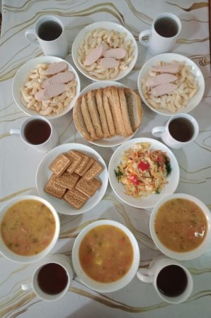 Мектеп әкімшілігі мен медбикенің қадағалауымен оқушыларға асханадан бір мезгіл ыстық тамақпен қамтамасыз ету